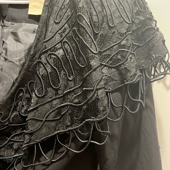 Beautiful Designer Skirt Suit Size 10. Preowned - Picture 10 of 13